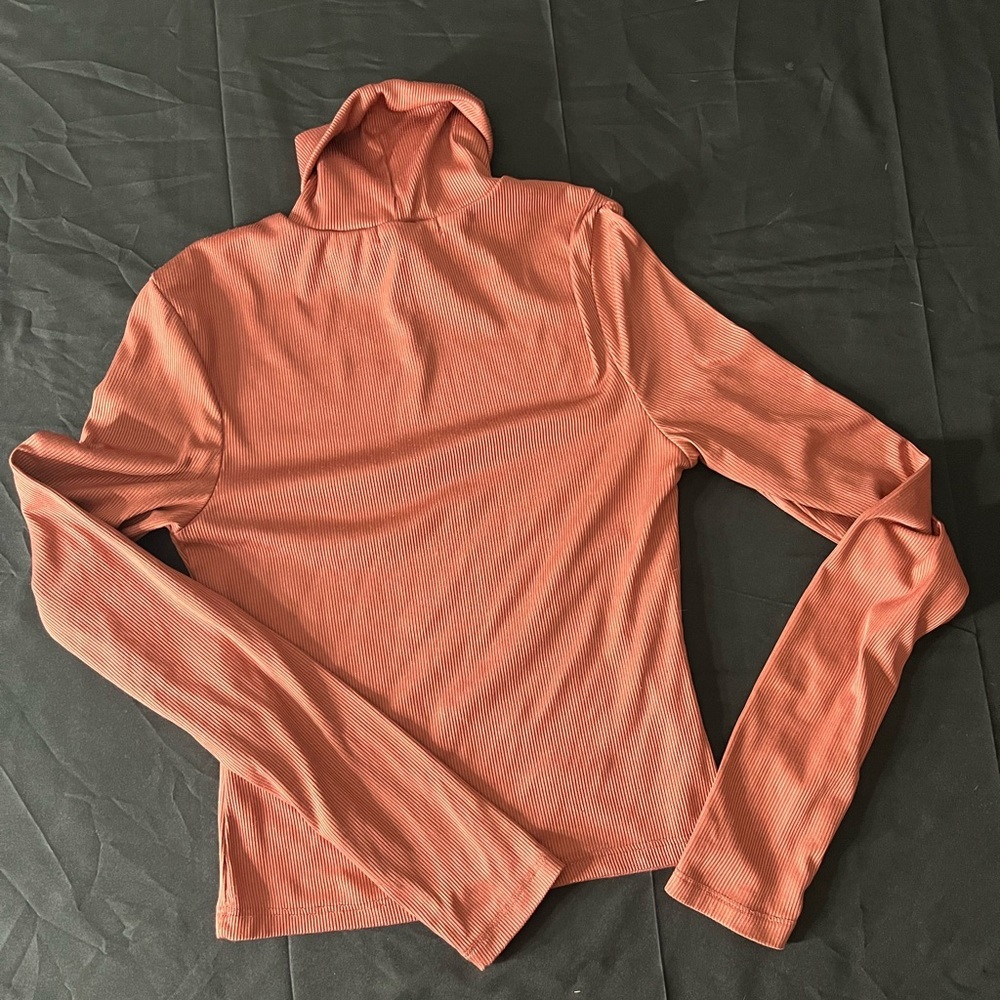 Guess Copper Ribbed Turtleneck Top medium - Picture 5 of 5
